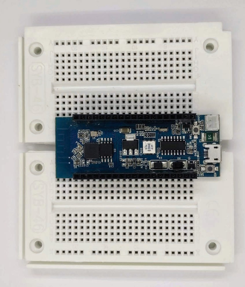 Der NodeESP auf zwei Steckboards